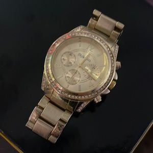 Style and co gold color watch needs battery